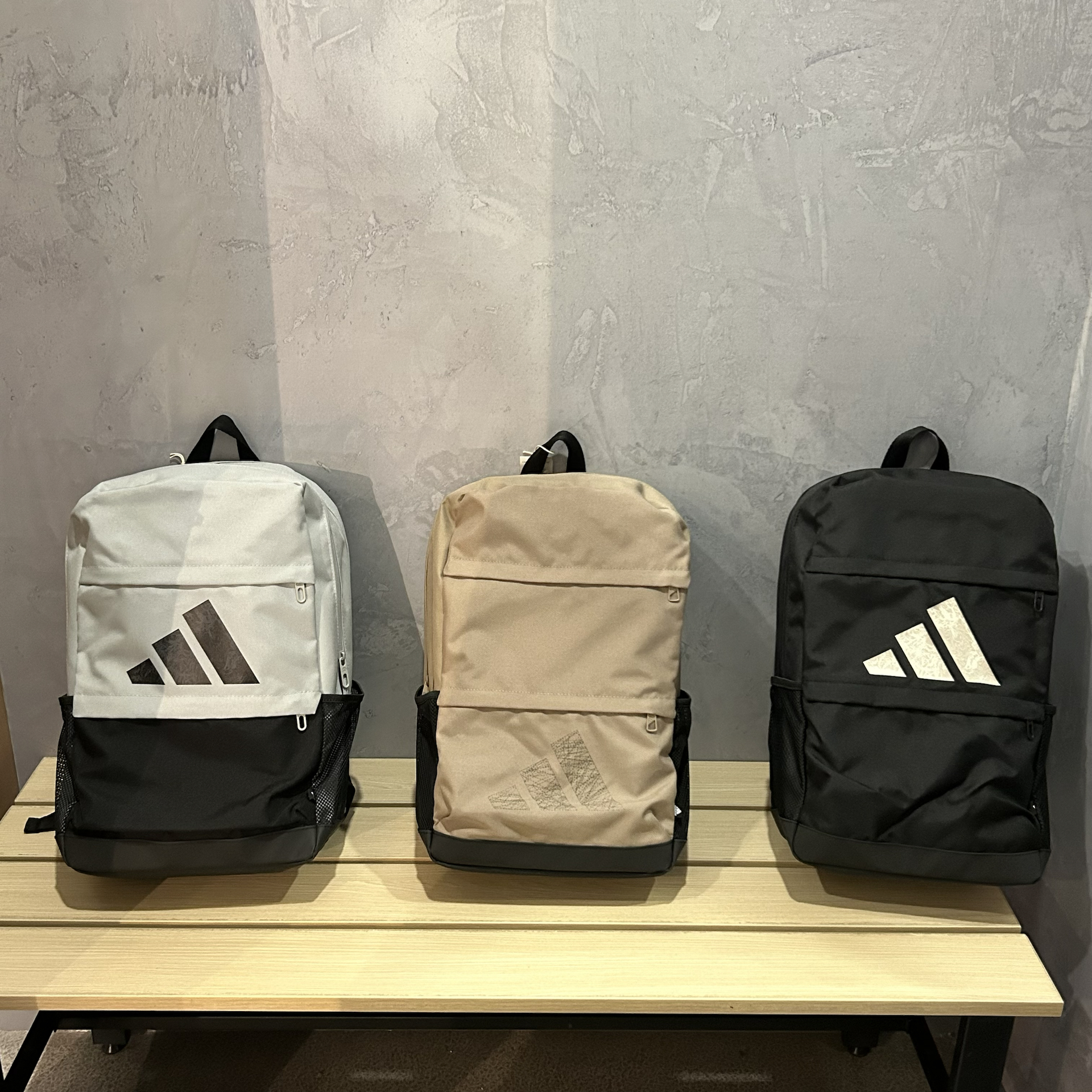 简约风双肩包，适配多样风格🎒
