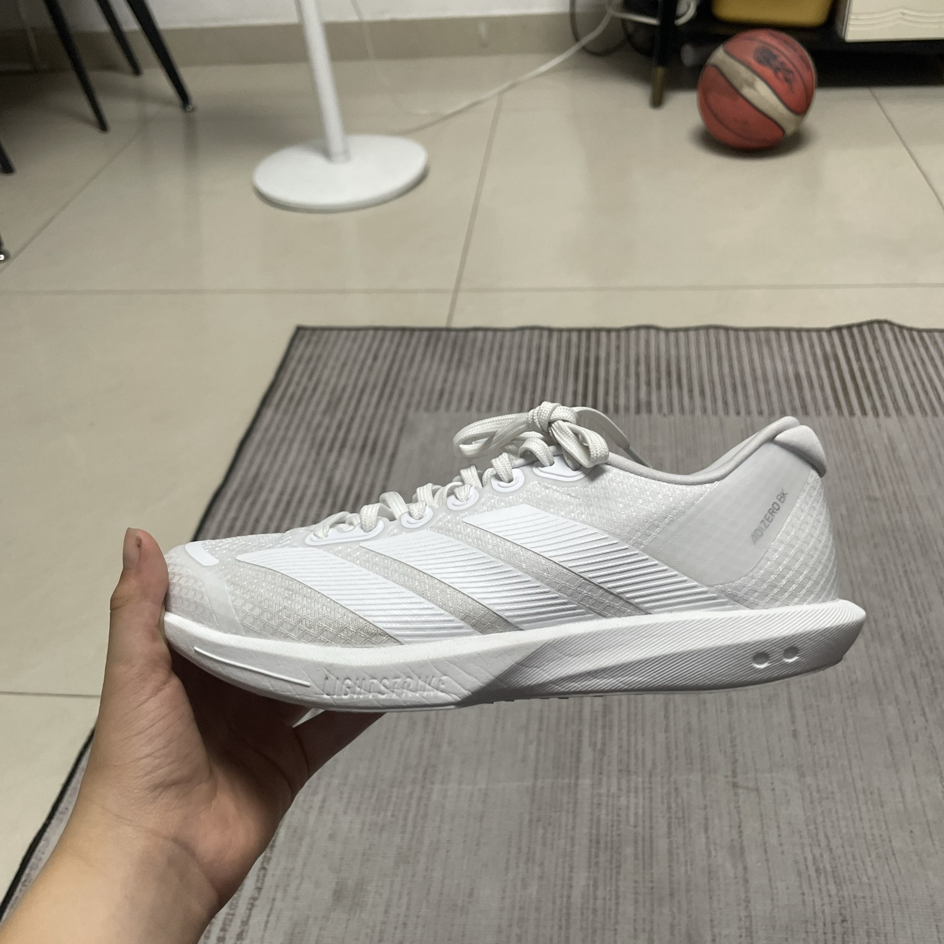 轻量竞速感！日常跑跳都适配的小白鞋