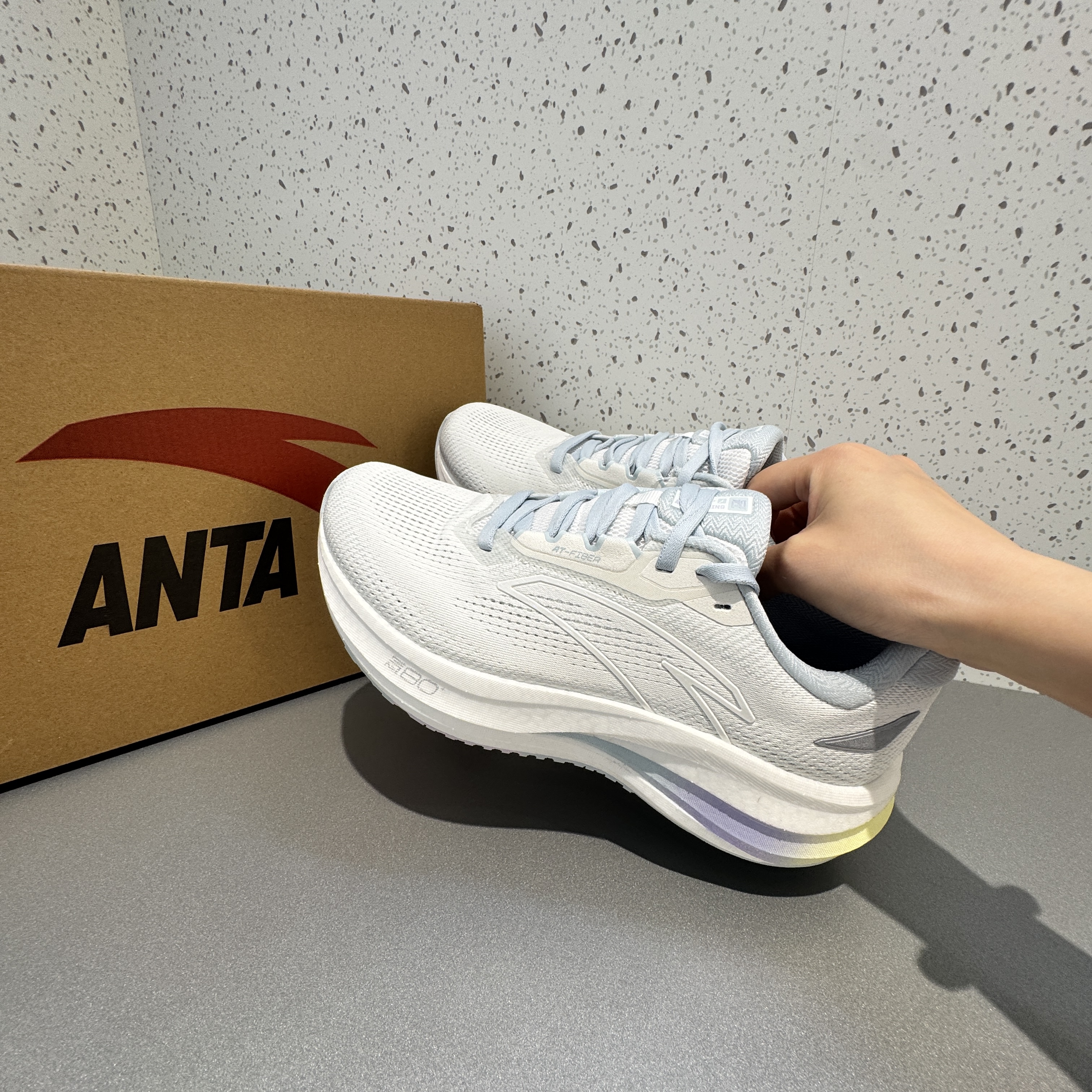 白蓝跑鞋太懂女生！暴走逛街都不累👟