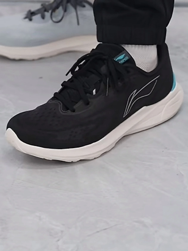 找到一双👟酷飒与脚感并存的跑鞋✔