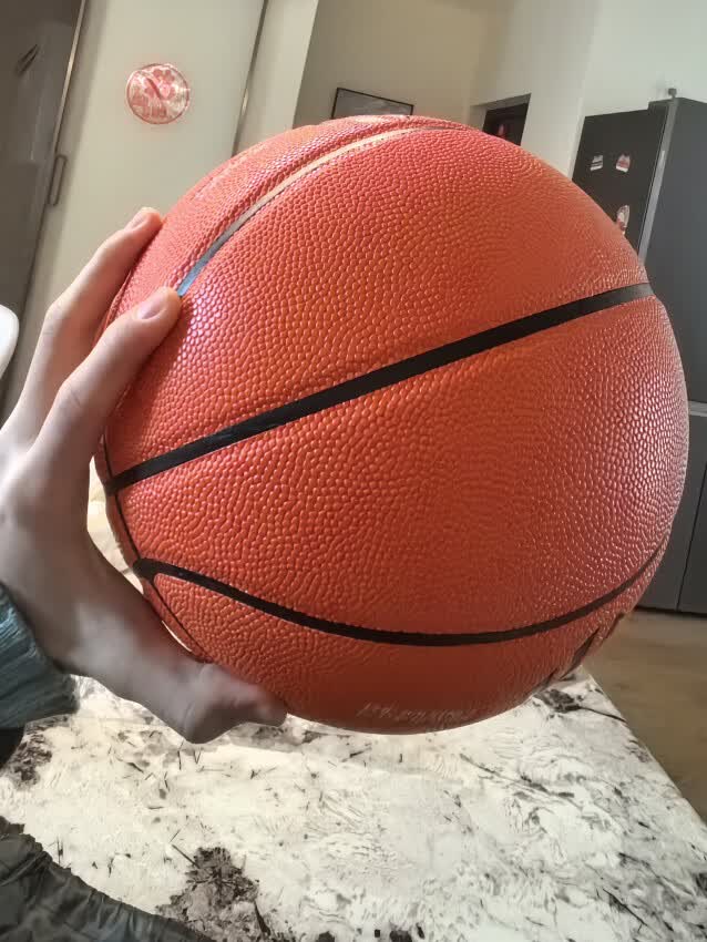 儿子说很不错，筋沟明显便于抓握，球面颗粒