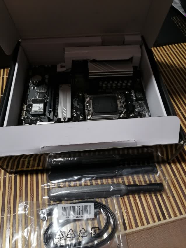 发现一款超有科技感的宝藏主板！