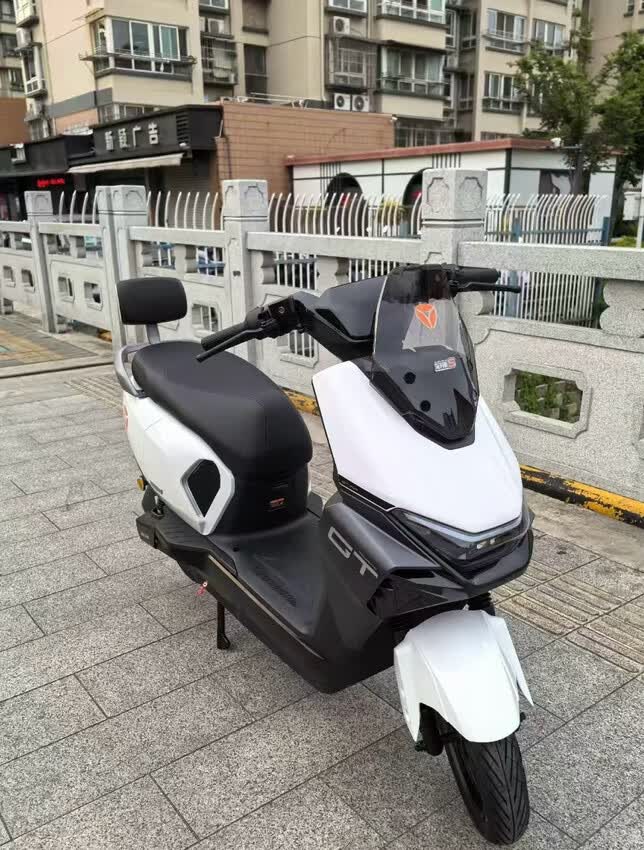 🛵雅迪冠能 S 白鲨，通勤神车实至名归！