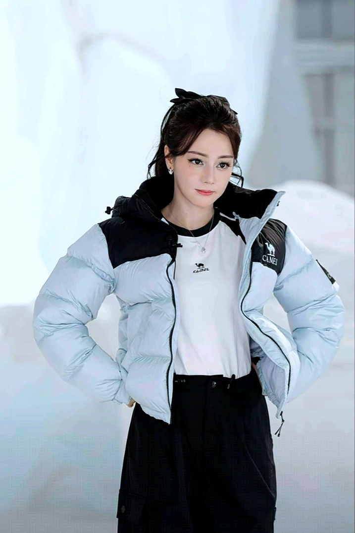 浅蓝配黑的羽绒服好戳我🥳