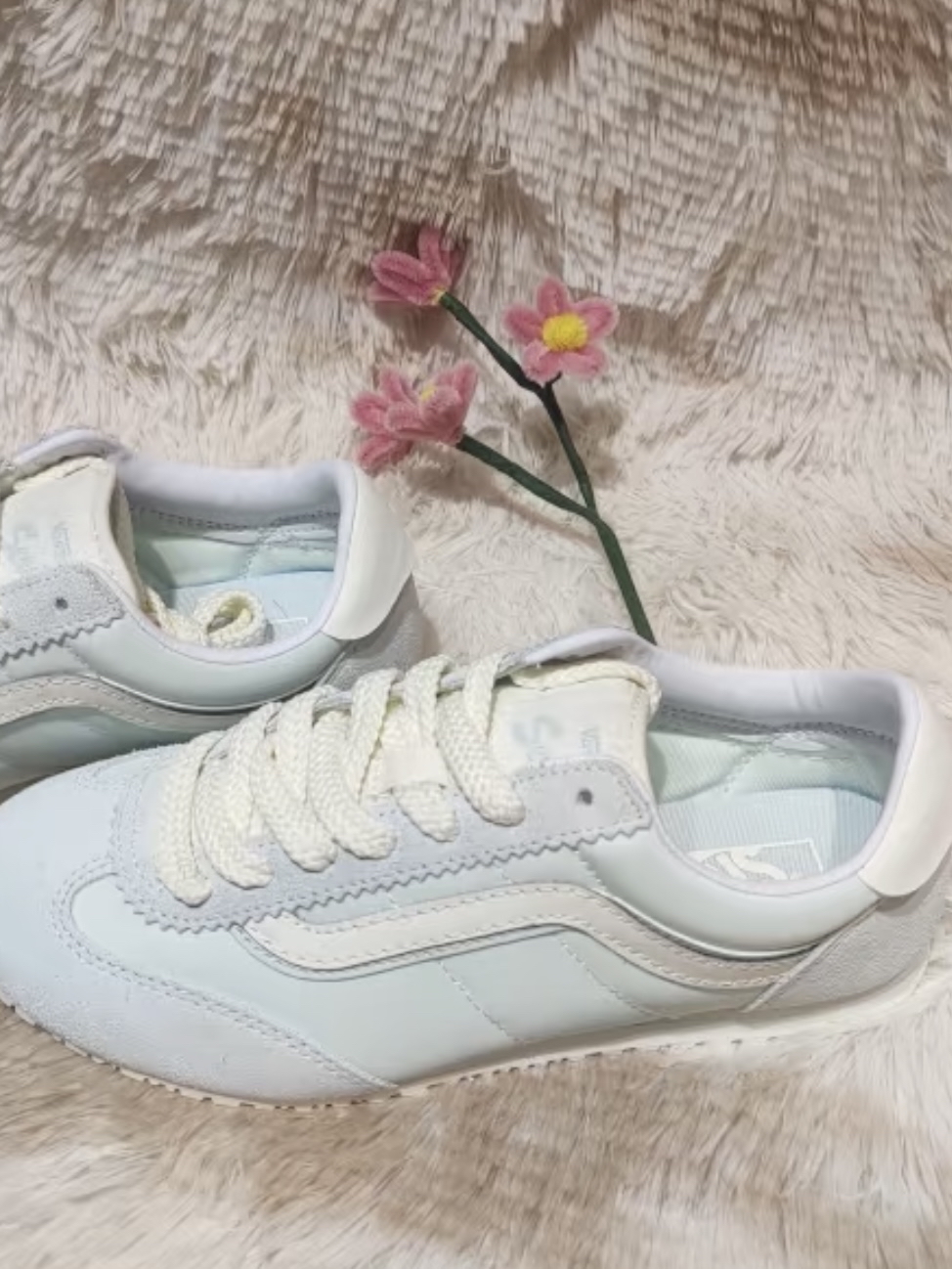 厌倦千篇一律的板鞋？这双Vans Super Lowpro会让你眼前一亮。
