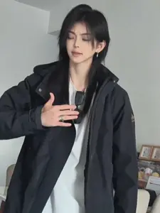 爬山人怎么能少得了冲锋衣呢