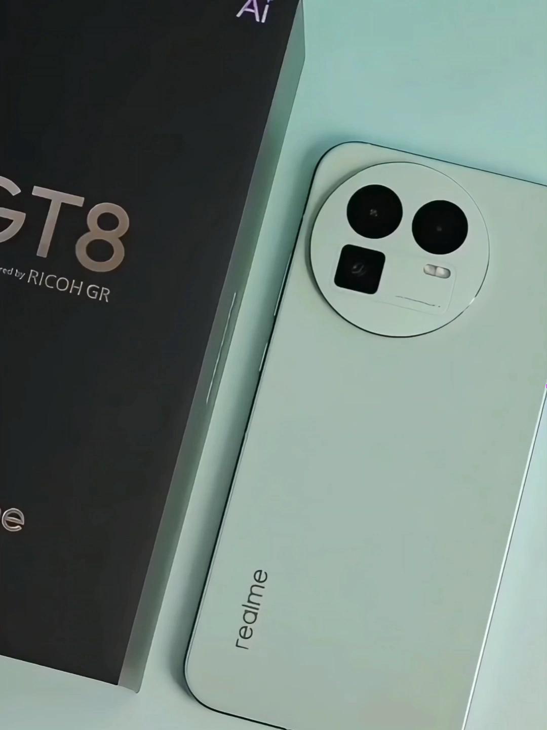 真我GT8主打强性能、理光联名影像的真我