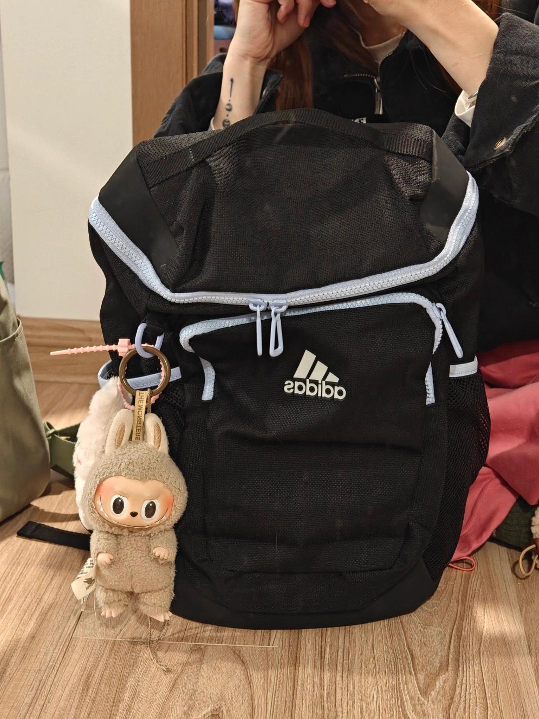 阿迪复古背包🎒连背面都不基础！