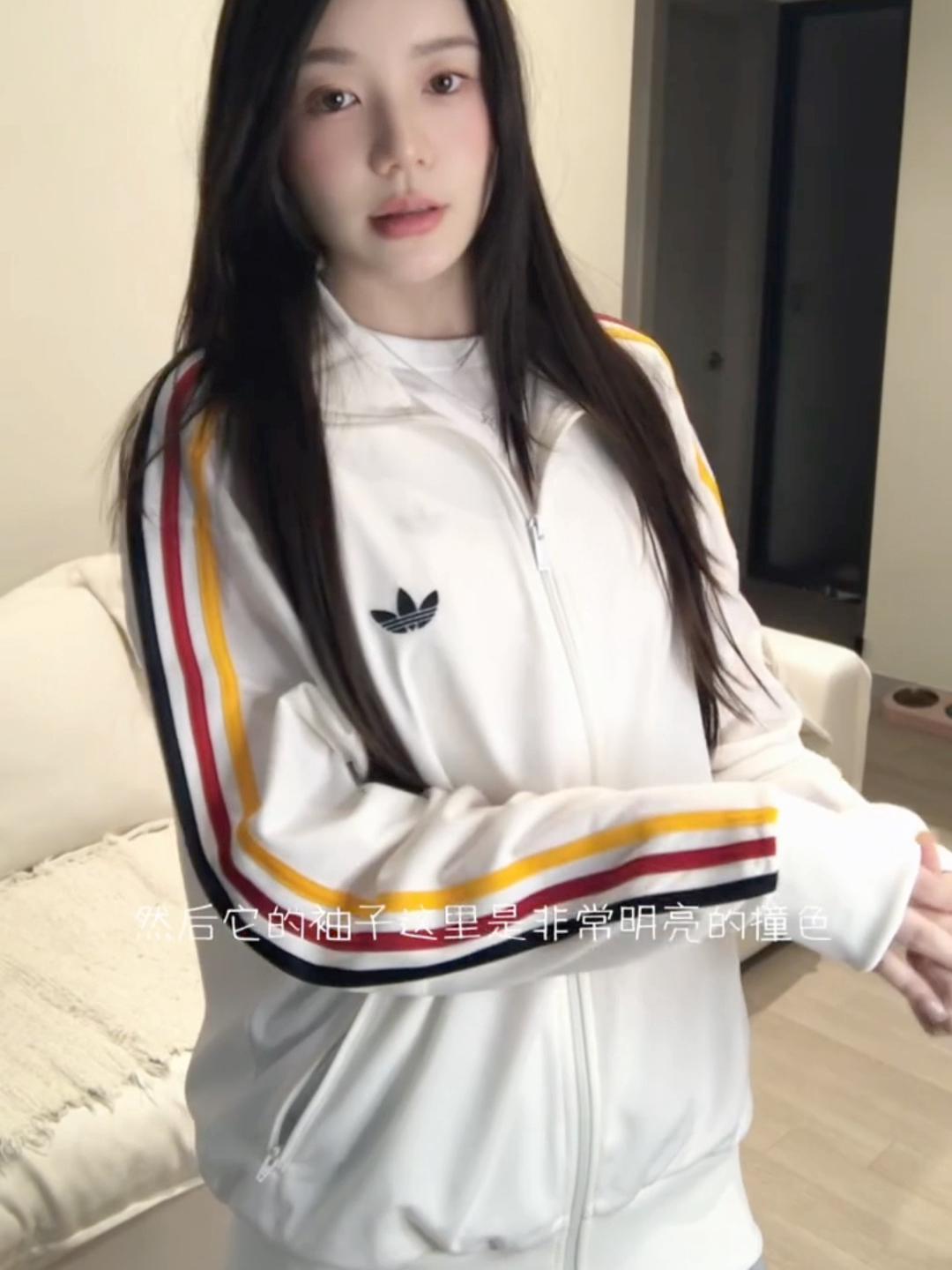 阿迪彩色三条杠外套很有元气！