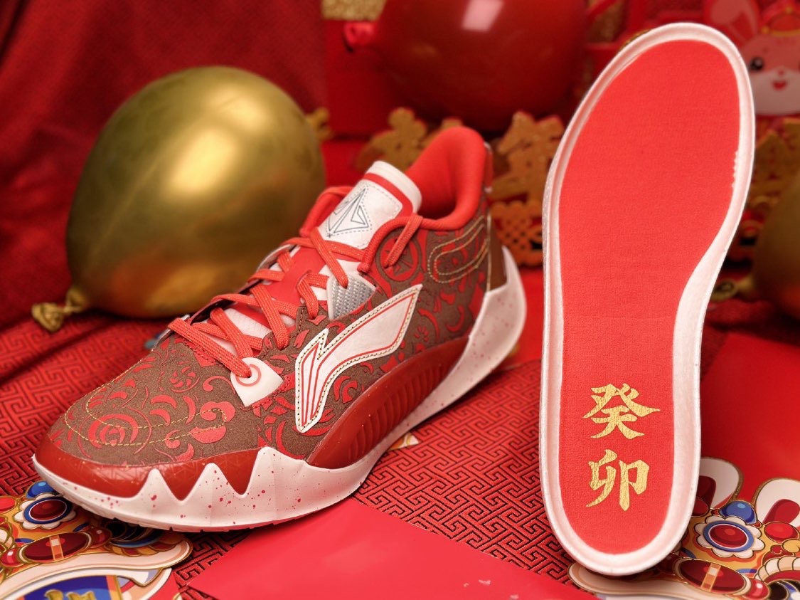 李宁  JB1 春节，将传统兔年剪纸以镭