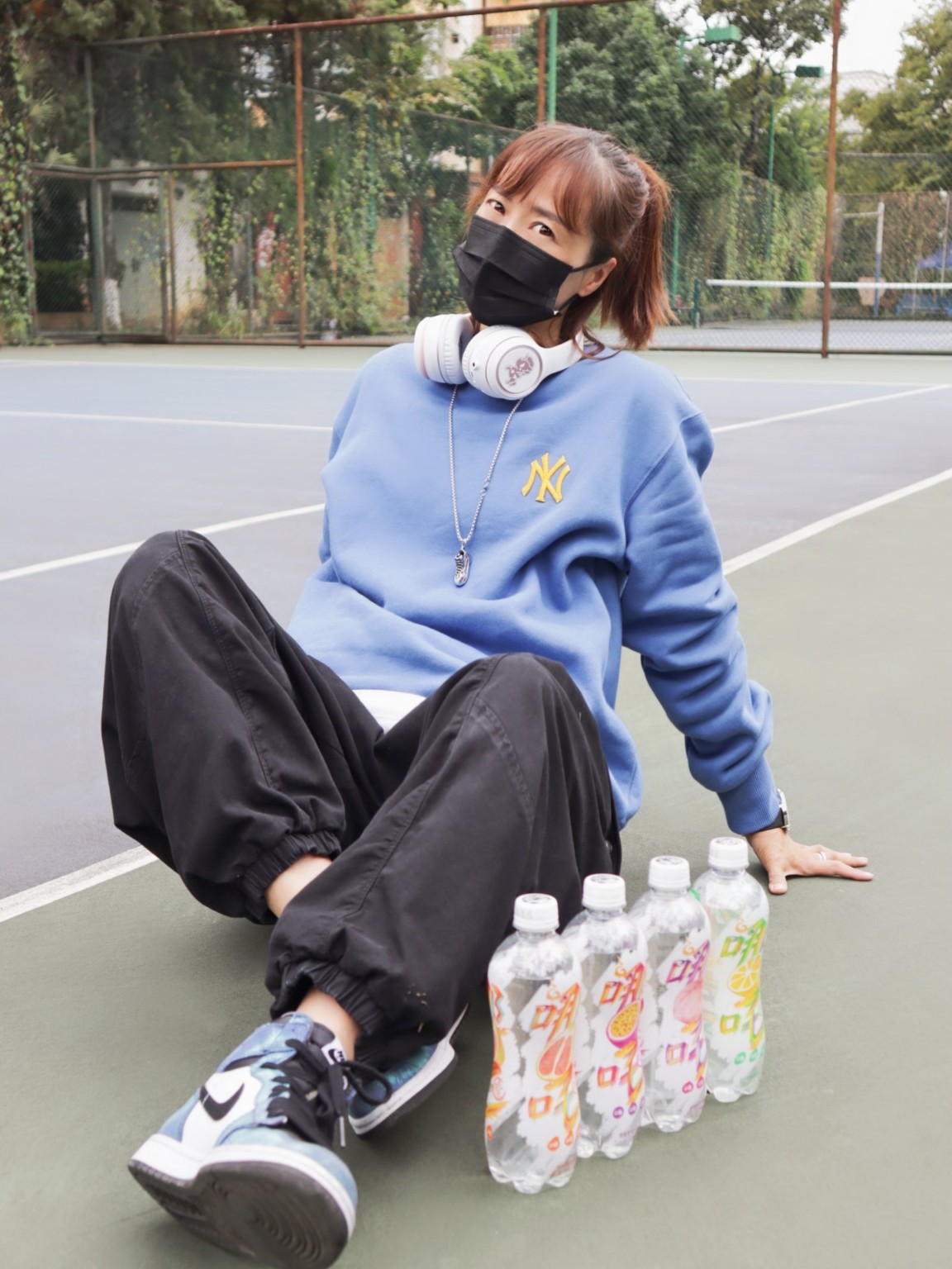 球鞋女生的球场穿搭