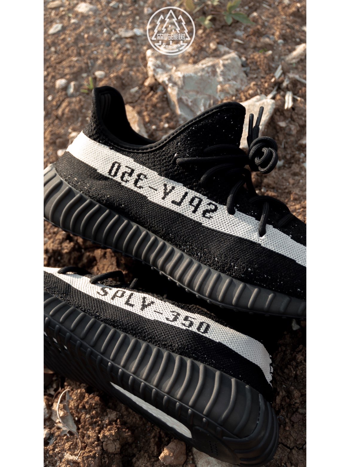 📖发售背景
从去年年底的灰橙 Yeezy