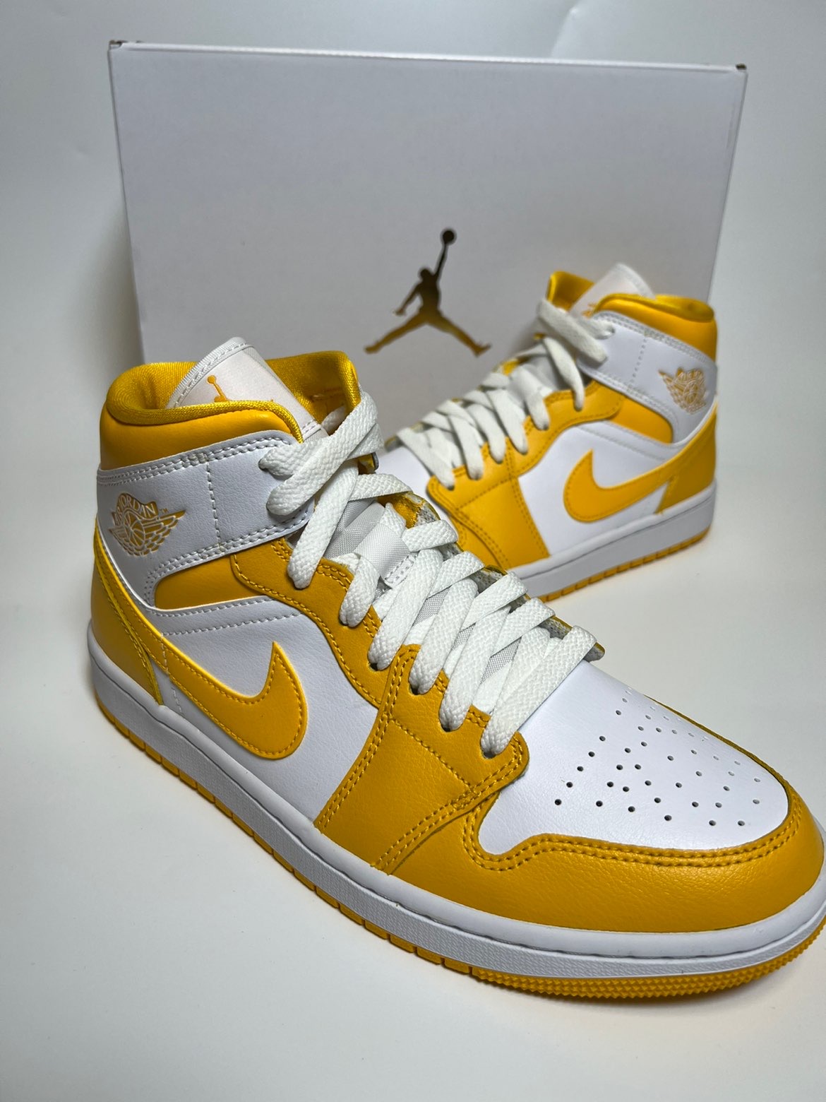 白黄配色的aj1 mid 也是比较少见的