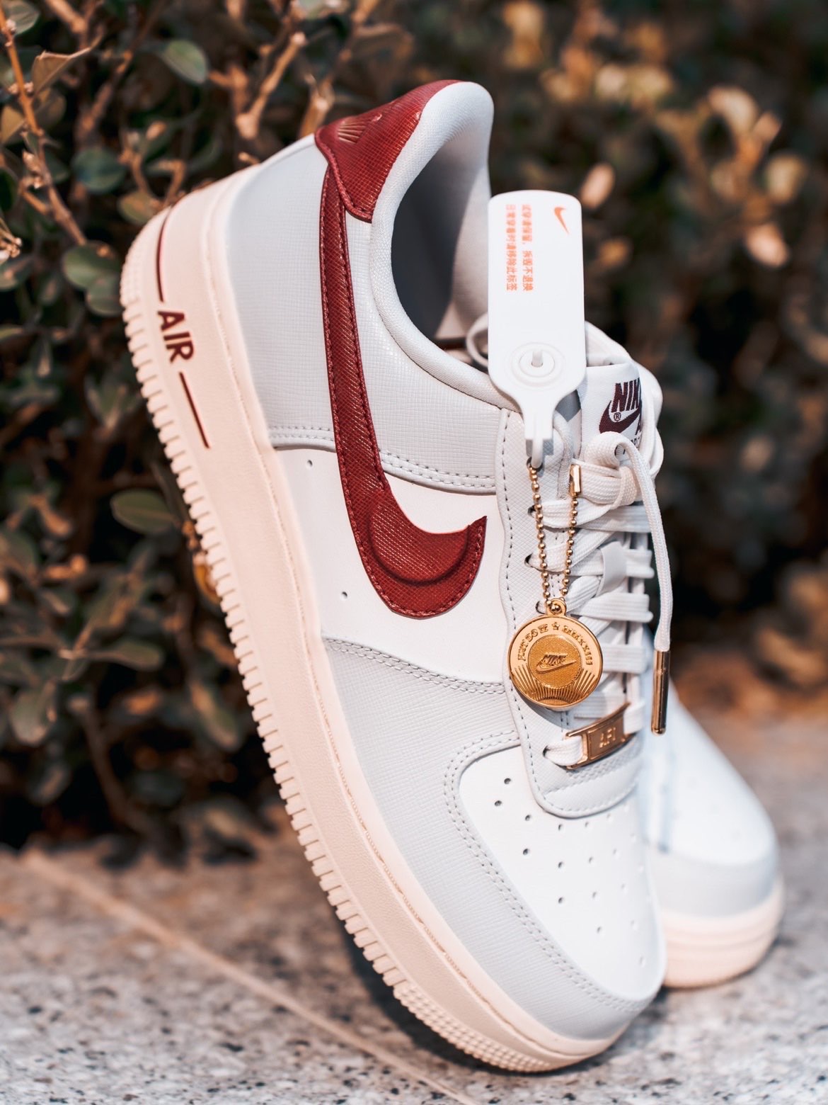   snkrs新上架的AF1 灰红配色，
