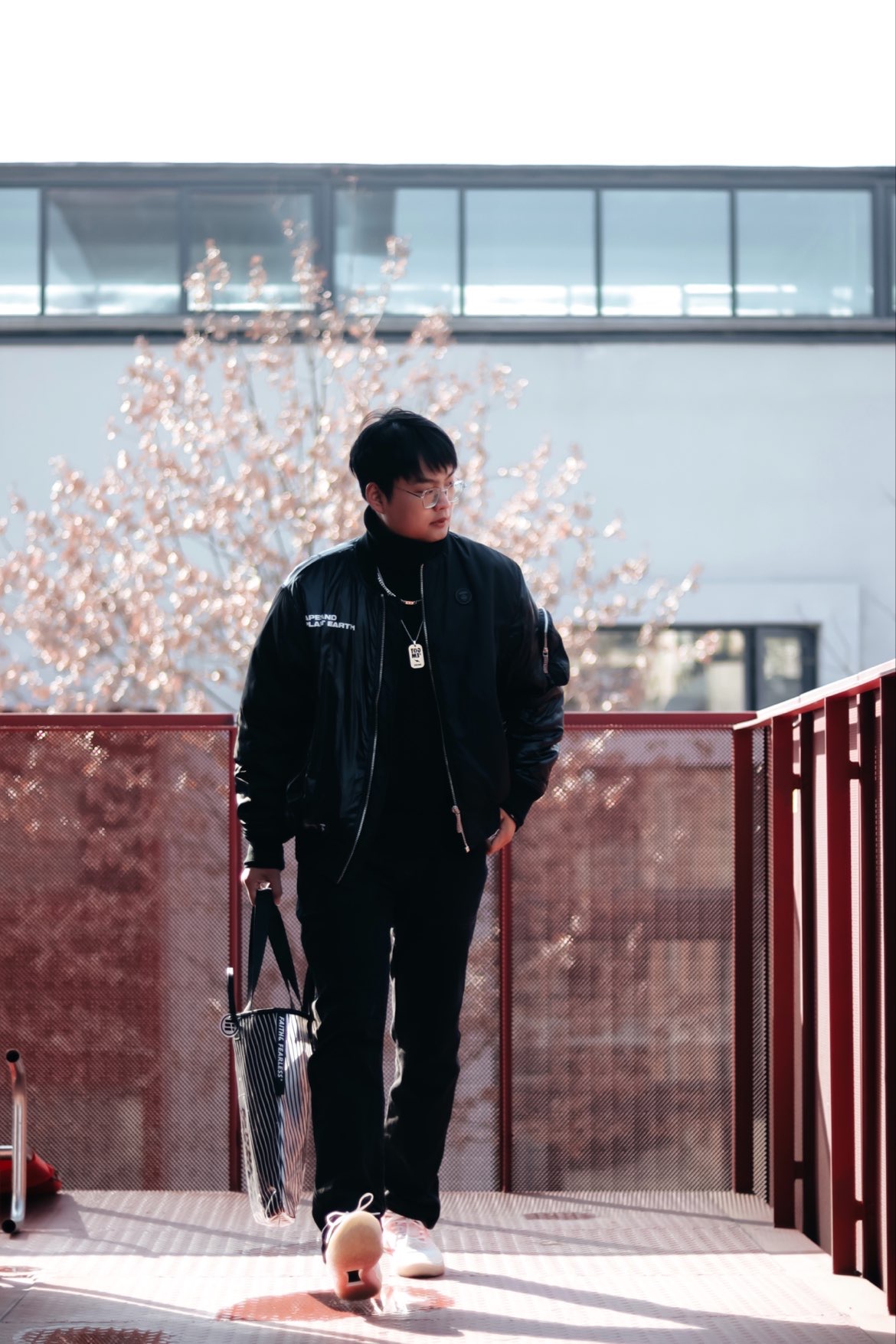 🧥：Bape
👖：Boneless
👟：