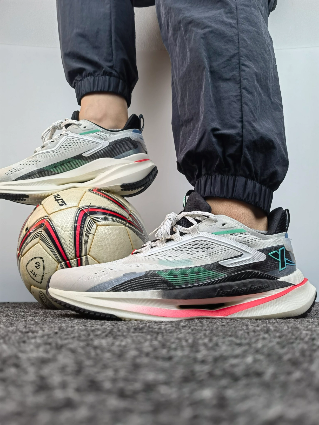 最近这段时间陆续入手了几双特步跑鞋，騛速