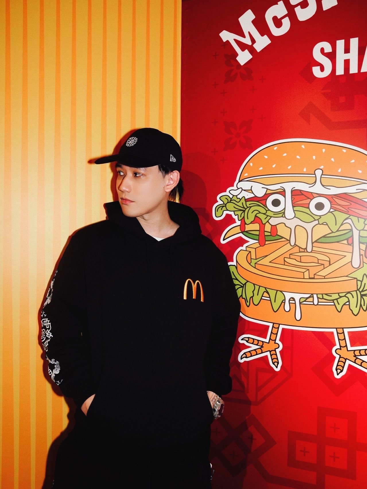 那肯定是开心啊！我麦门永恒！🍔🍔🍔！
C