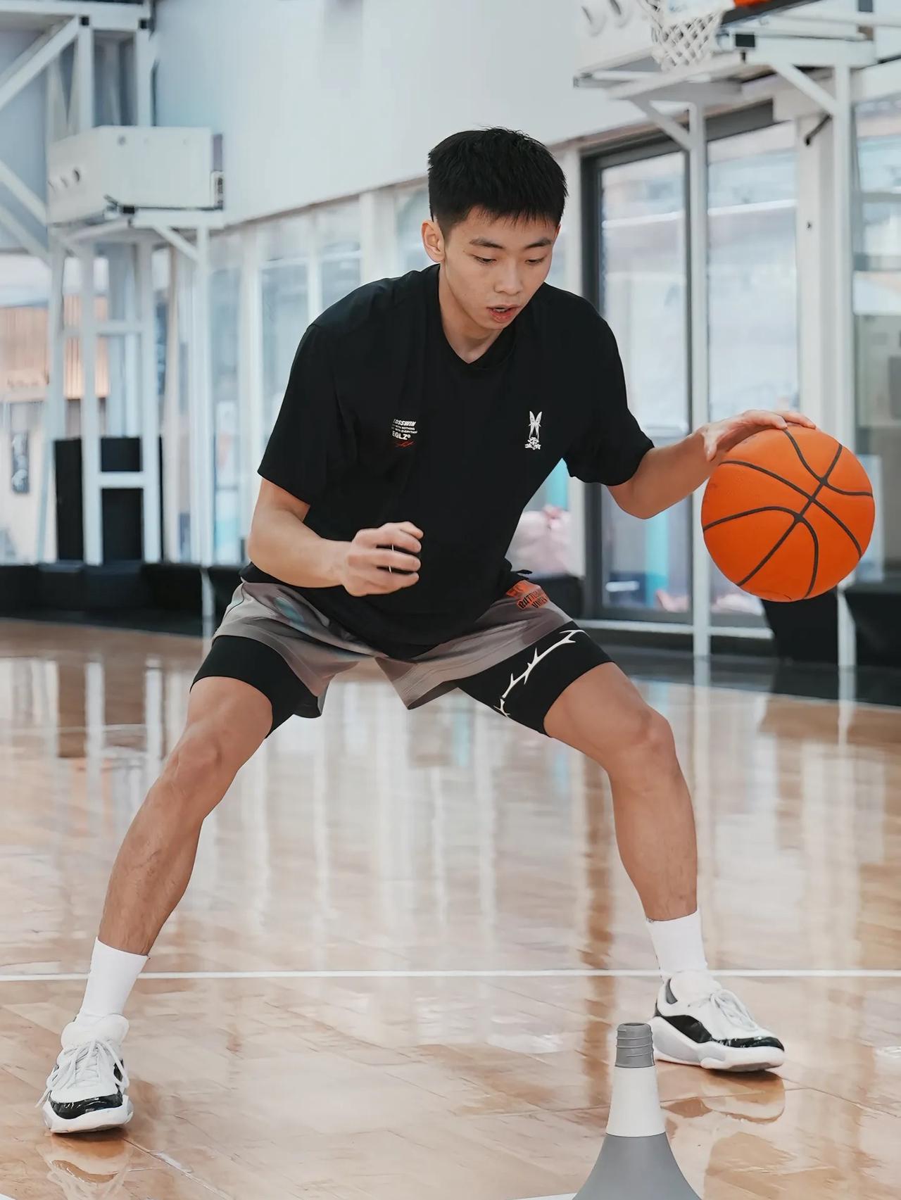 跟柯冉师出同门🏀钱冠佑这球风不输任何人💗