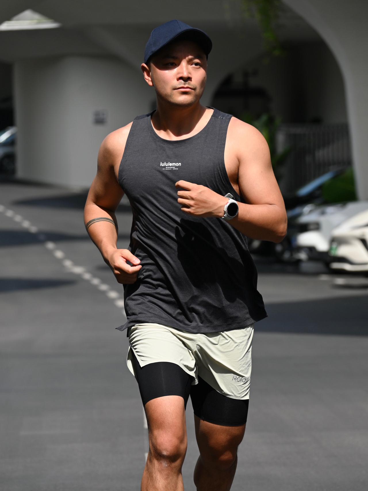 跑步穿搭到位 快慢无所谓
