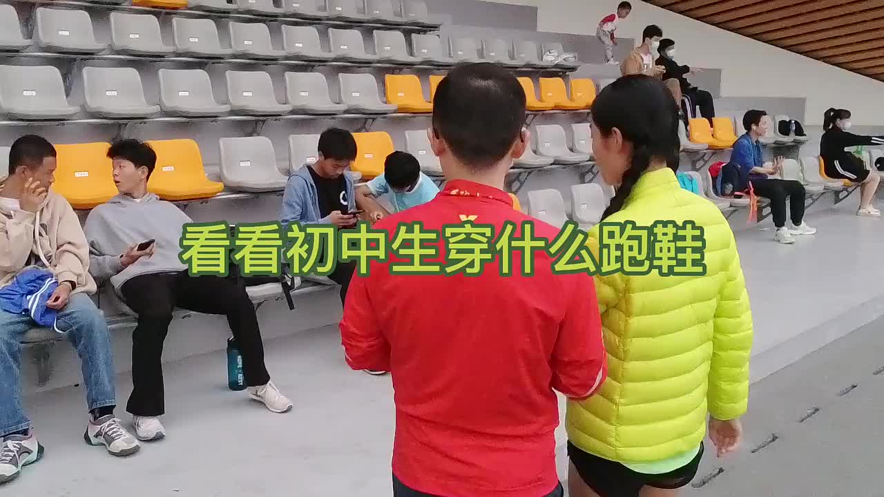 体育场很多中学生来加练，备战体考。看一下