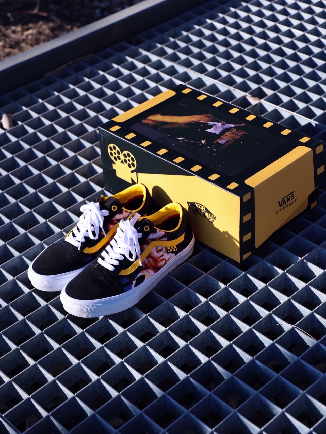 今天兴兴给大家带来一双vans 和李小龙
