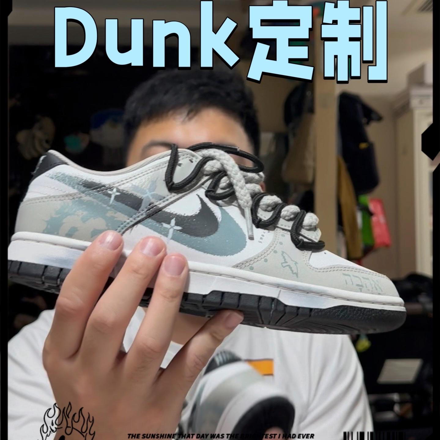 耐克dunk定制涂鸦款,给老婆也准备了一双