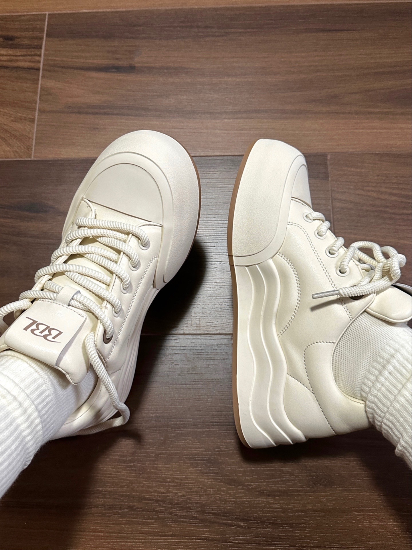奶呼呼的板鞋也太舒服了吧🤭还能增高呢