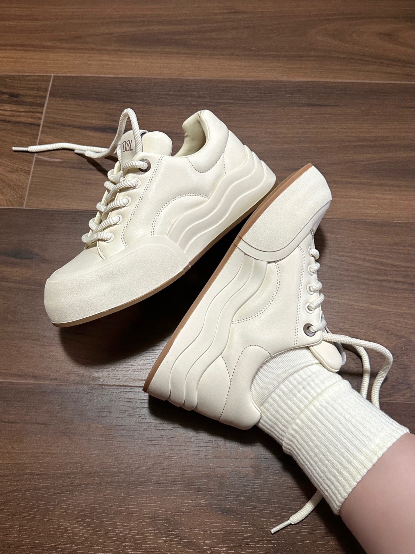 奶呼呼的板鞋也太舒服了吧🤭还能增高呢