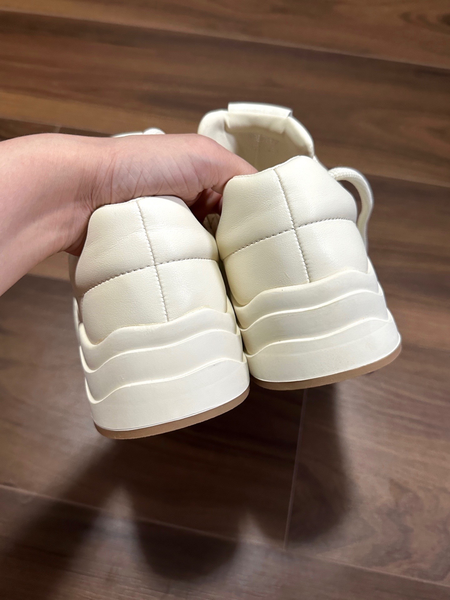 奶呼呼的板鞋也太舒服了吧🤭还能增高呢