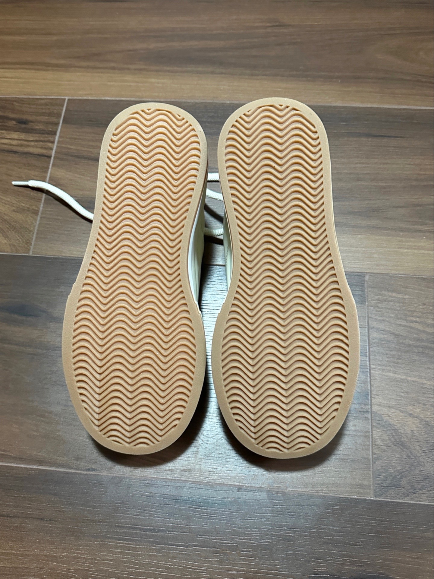 奶呼呼的板鞋也太舒服了吧🤭还能增高呢