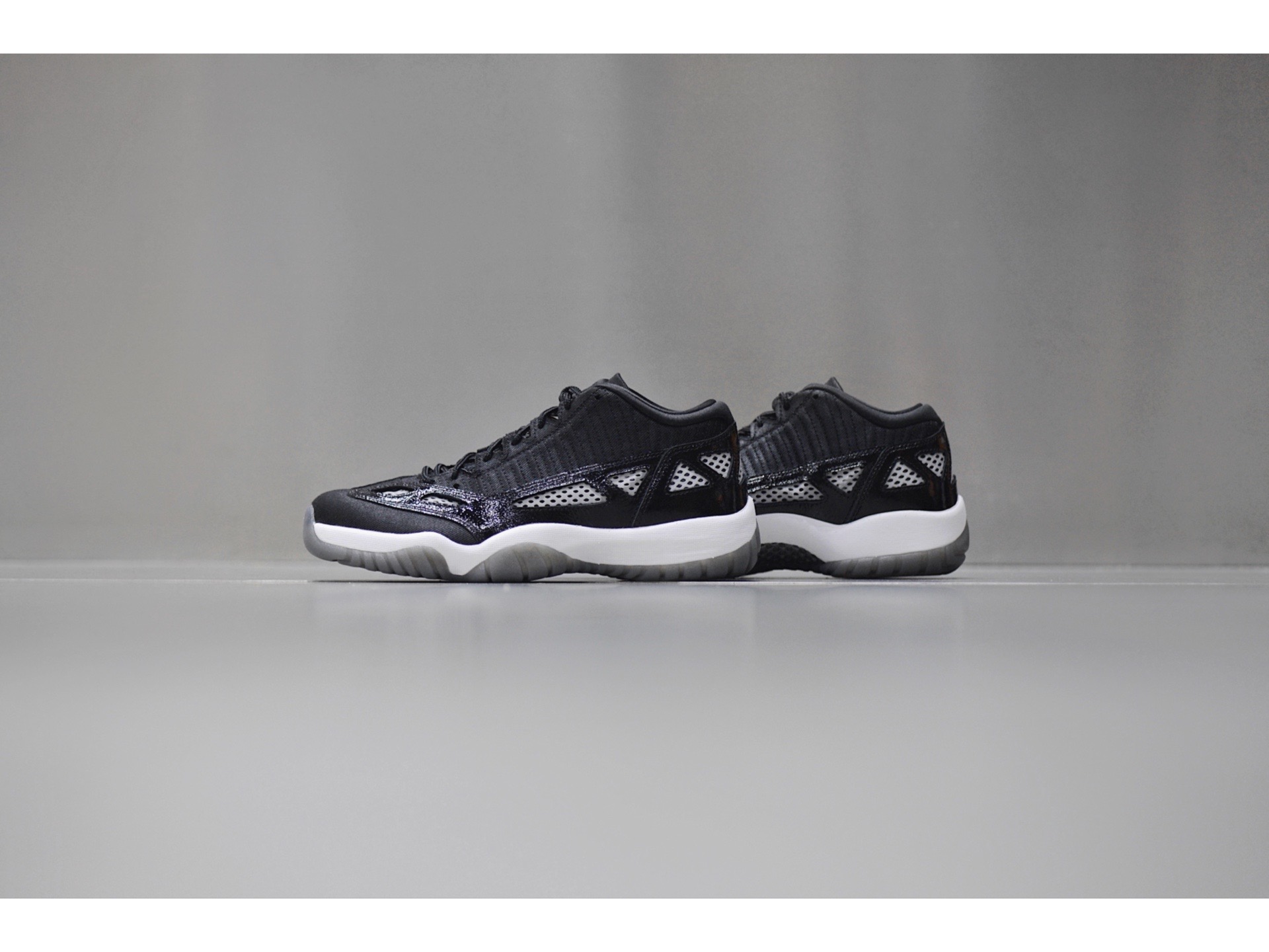 Black/White