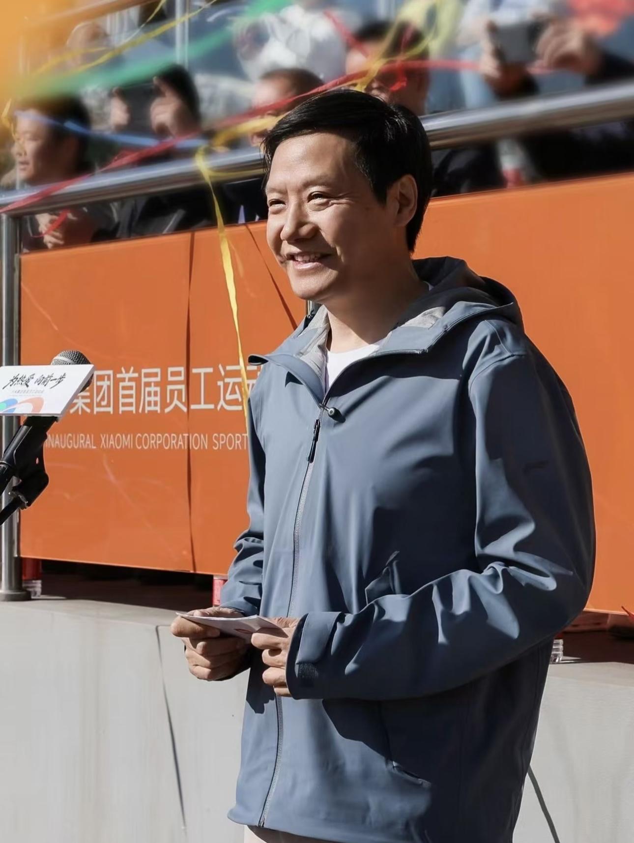 雷军同风格穿搭解析,蓝白配色也能穿出干练感