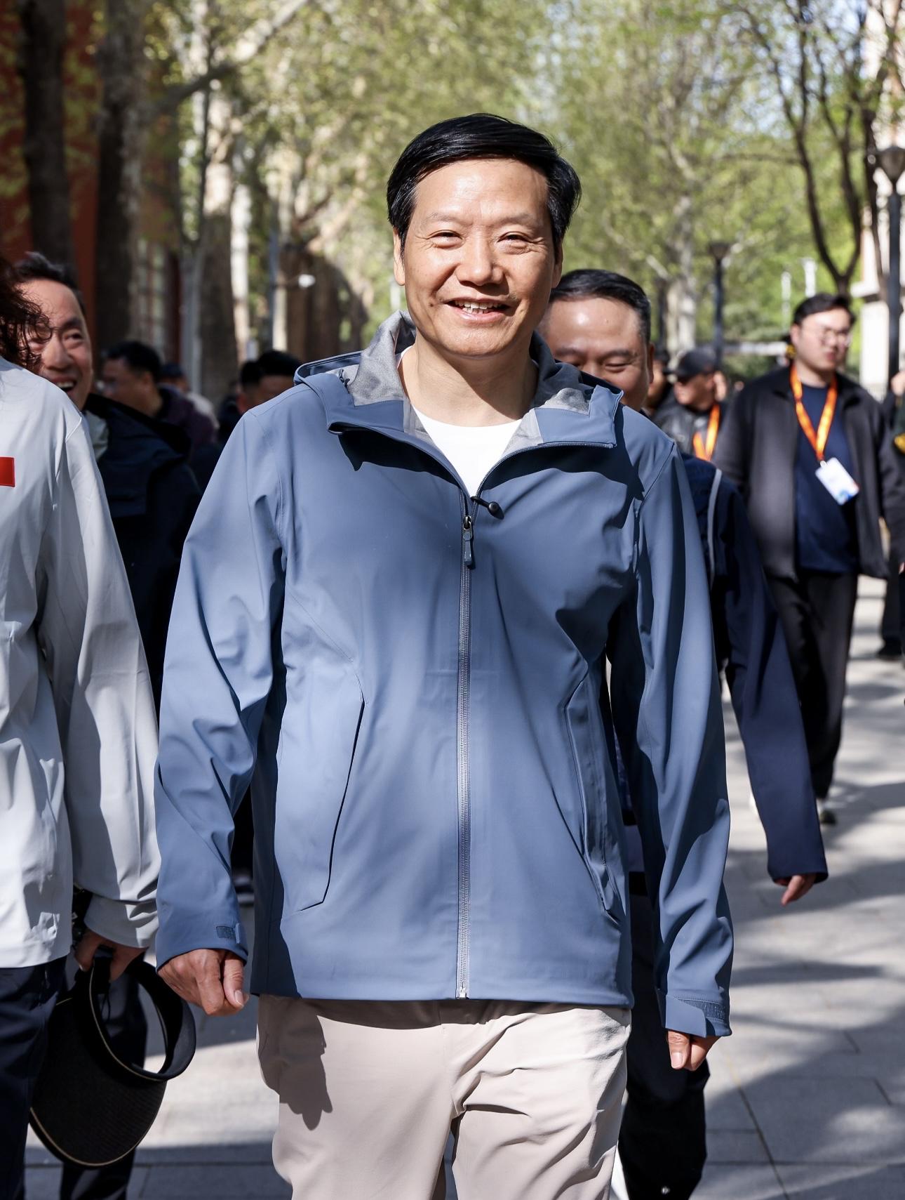 雷军同风格穿搭解析,蓝白配色也能穿出干练感