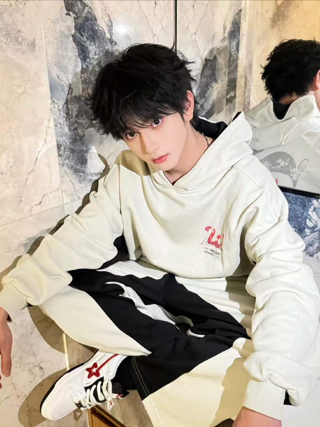 居家自拍也能拍出清爽少年感,这套穿搭轻松拿捏