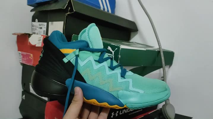 300 元价位Adidas米切尔2代篮球鞋测评推荐啦🚗