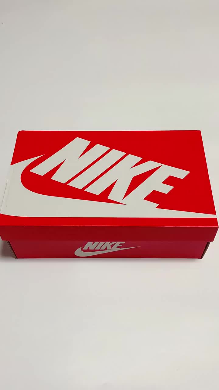 今天给大家开箱近期发售的
Nike Du