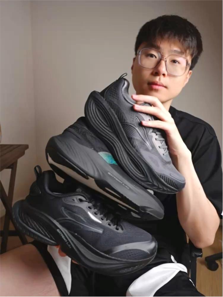 三双纯黑慢跑鞋 有你喜欢的么?
