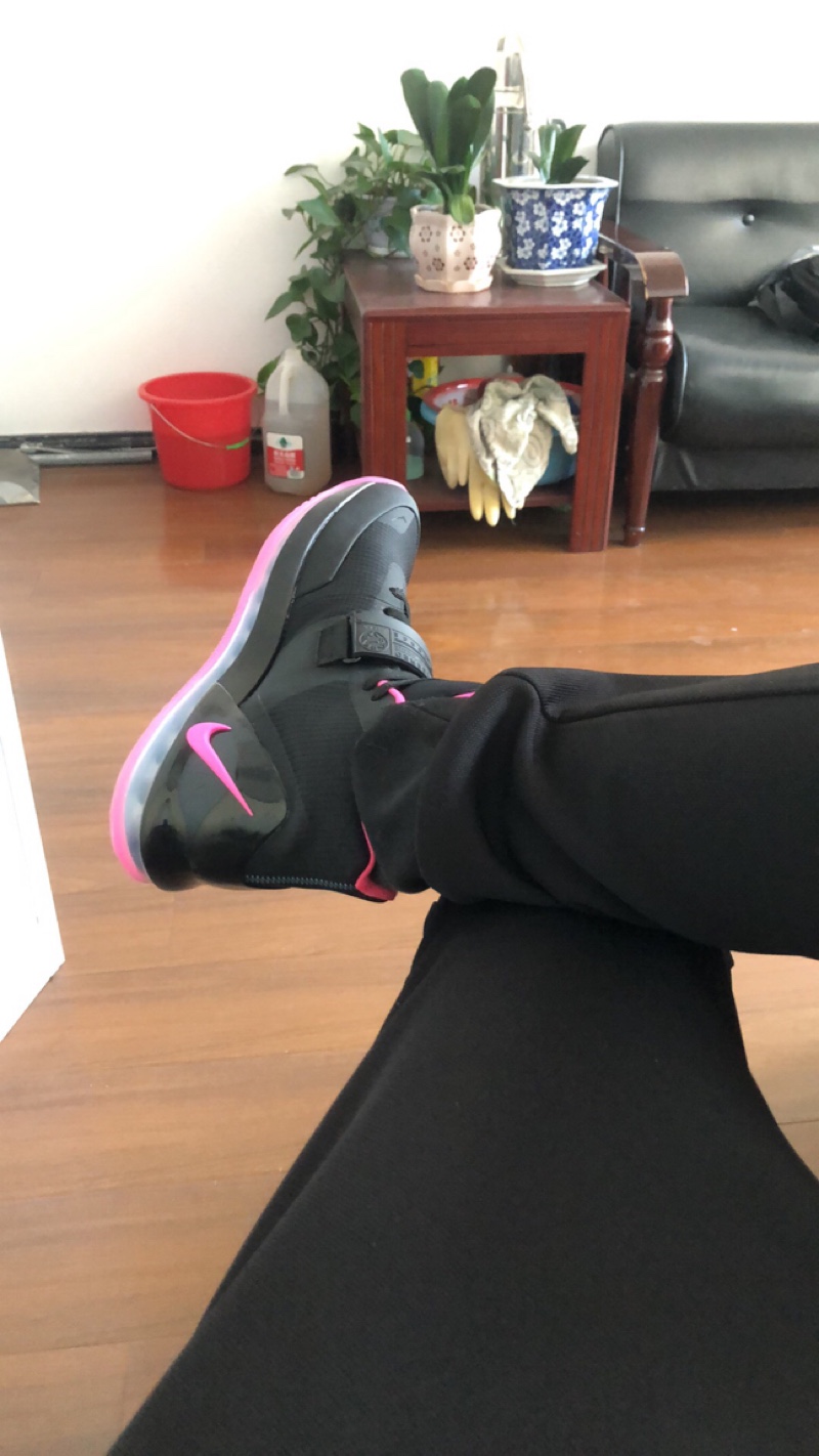 在他家买到的第二双鞋，第一双是保罗乔治的
