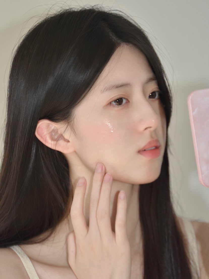 终究还是在冬天穿上吊带了
暖气足足的仿佛