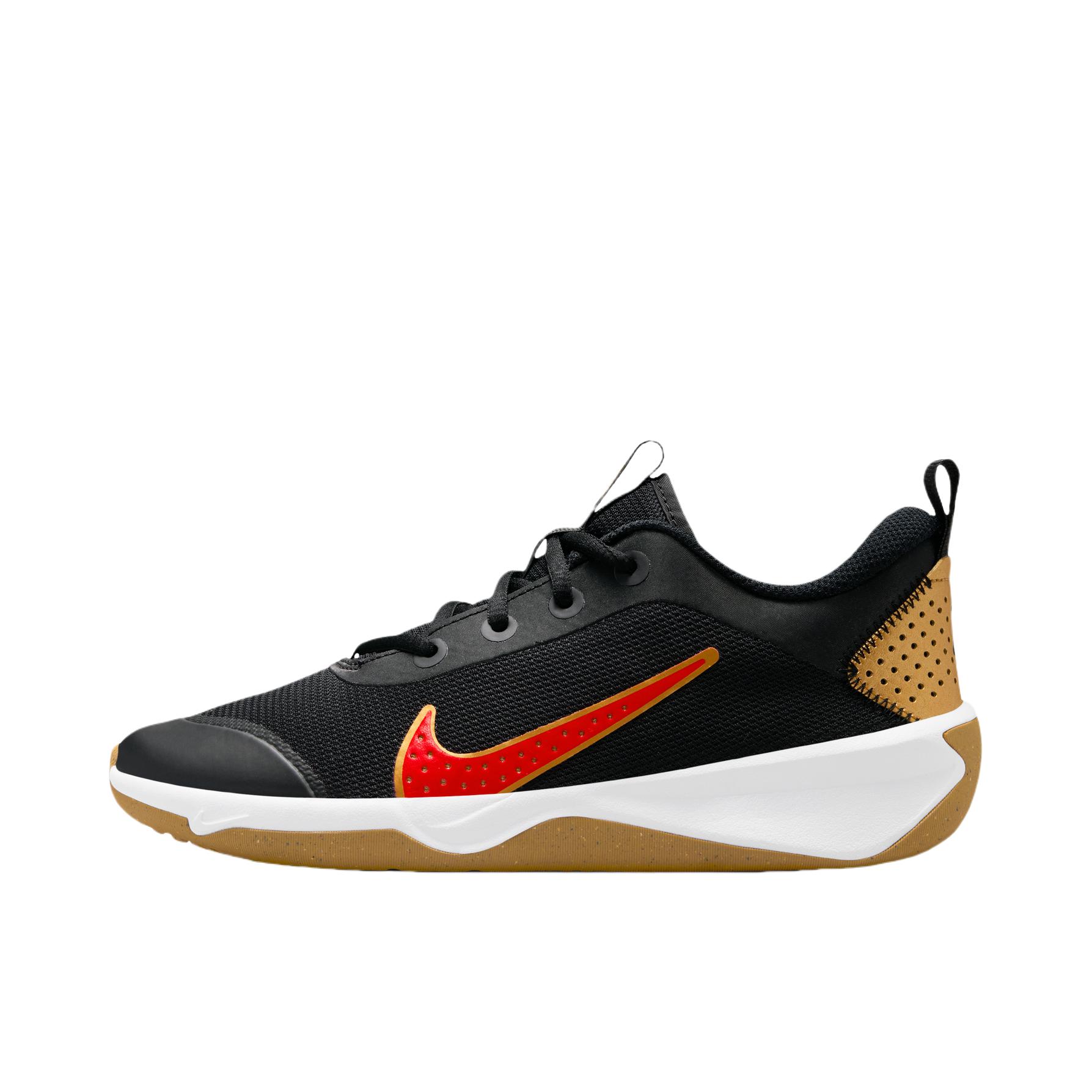推荐商品：Nike Omni Multi-Court 缓震耐磨 网面透气 室内综合 舒适 运动休闲鞋 大童/黑色/浅深红/金属金/橡皮黄