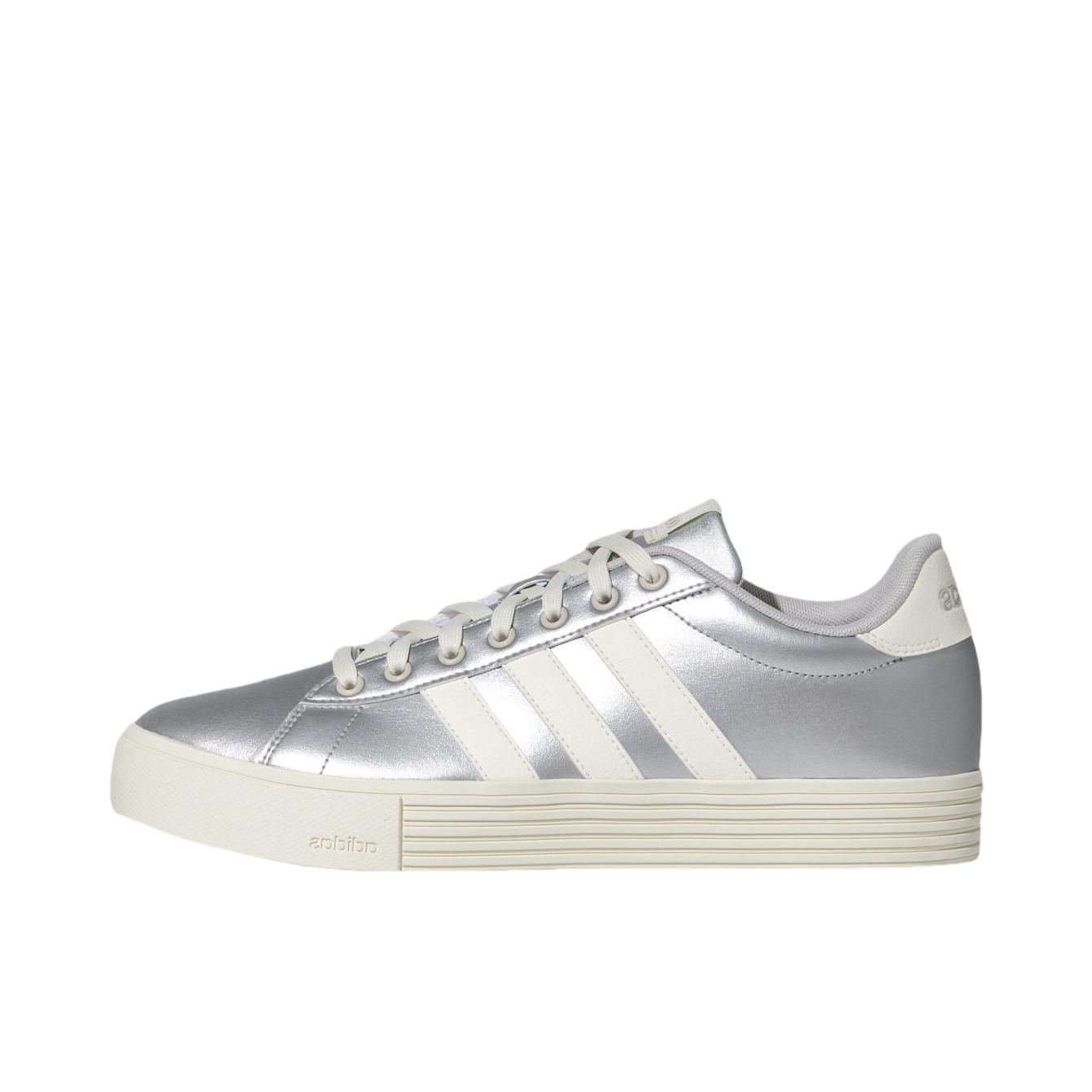 推荐商品：adidas neo Daily 4.0 板鞋 轻便舒适防滑耐磨复古百搭合成革轻运动 金属银/汉玉白/浅灰色