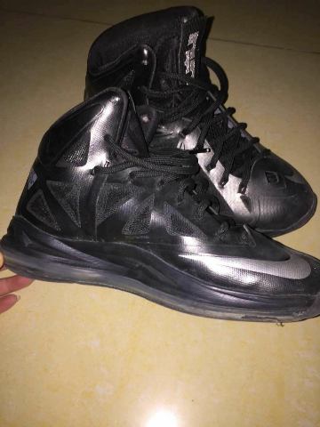 家脱下我的战靴,发现鞋底好像有东西,一点白白的,而且好像是铁的很硬