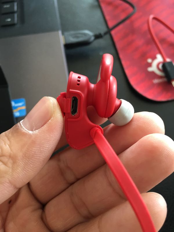 usb充电口不错吧三种不同的耳机套这个设计比较用心拆开包装盒子里的