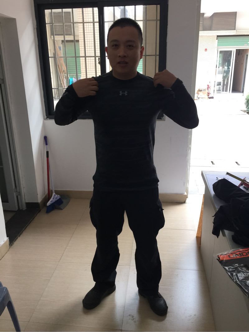 哥们,177高,180斤,买的xl,可以当平时t打底穿了.