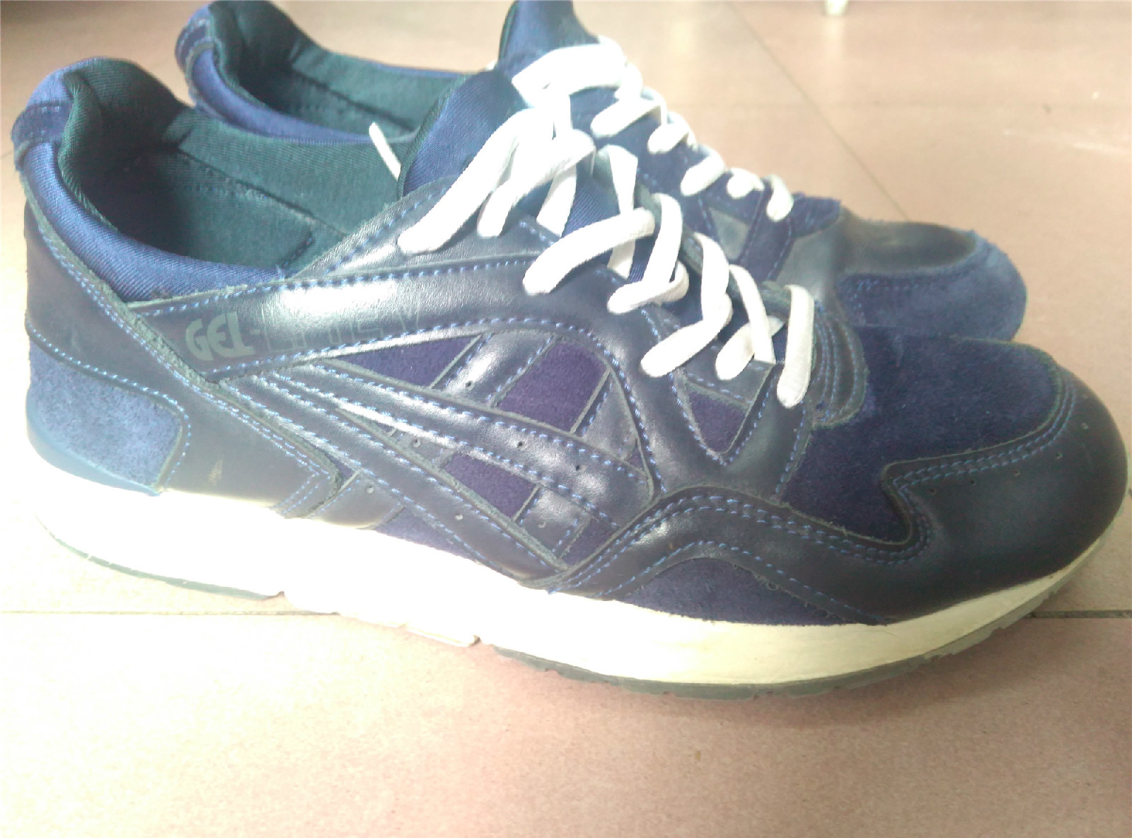 低调或许华丽asicsgellytev5踩屎感复古跑鞋