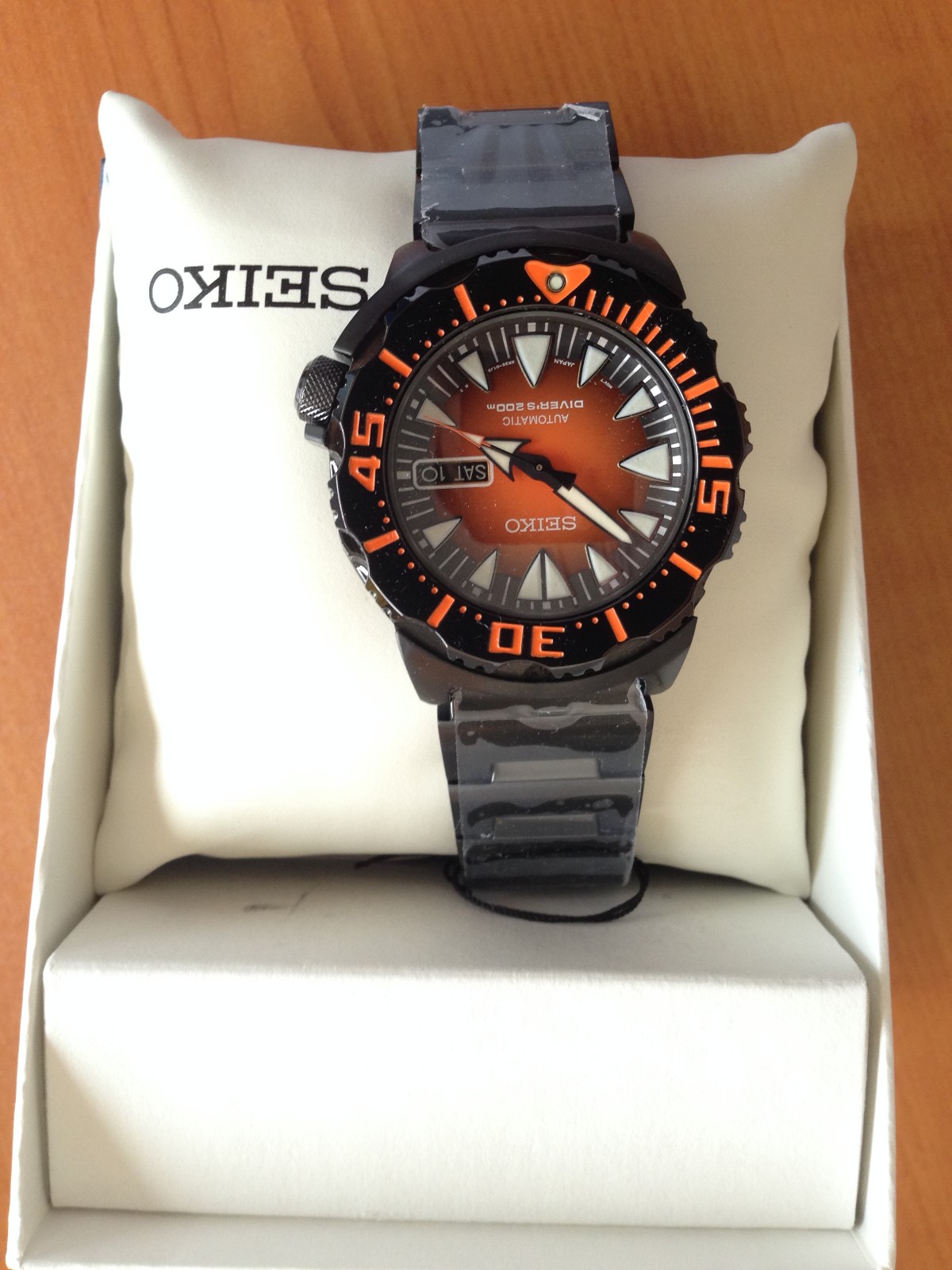 人气很高的精工黑橙水鬼srp311