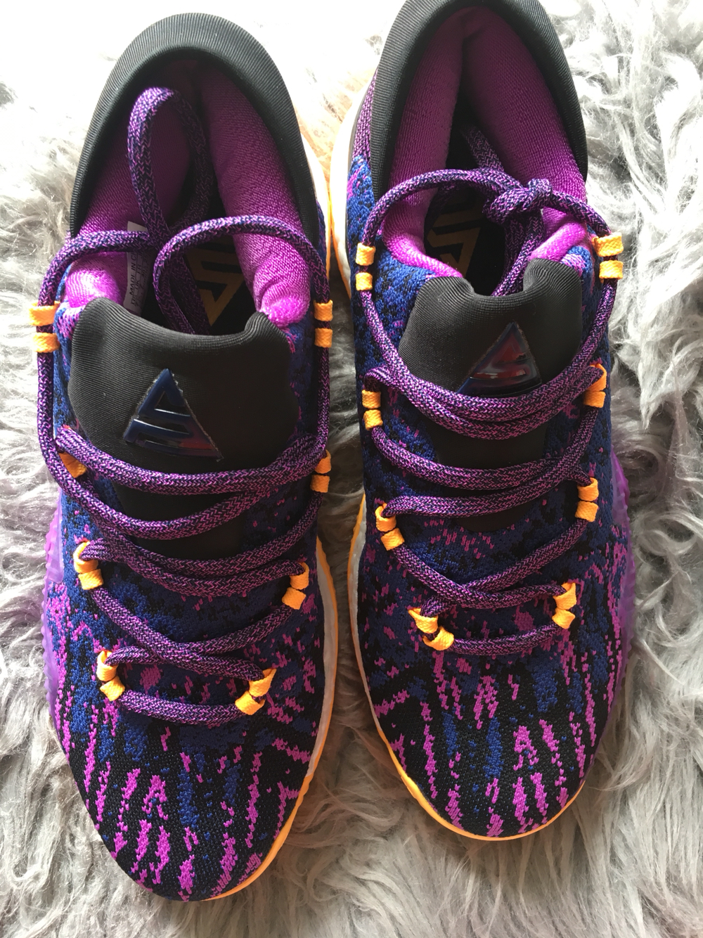 海绵垫以及防掉鞋扣鞋头前面印有adidas的logo紫黑蓝相间的pk条纹鞋面
