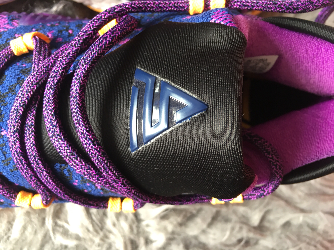 然后最显目就是鞋舌上的尼克杨的个人logo,当然鞋垫上也有