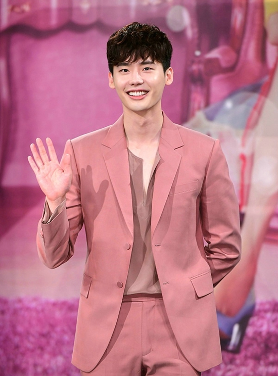 变帅这事吧一定要先定一个小目标比如说先搞他件粉色单品骚起来