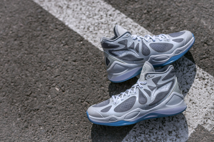 061049直达链接李宁——音速4相比更加适合前锋的闪击,李宁的音速